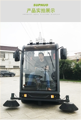 國(guó)慶長(zhǎng)假，掃地車助力公園景區(qū)清潔