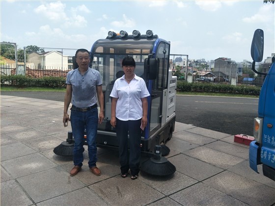 圣倍諾馬路掃地機