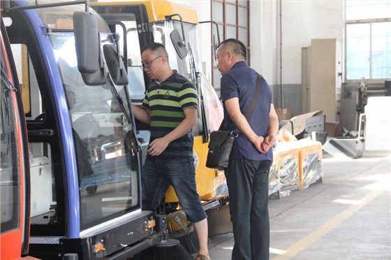 遼寧客戶參觀工廠并購買電動掃地機2000A 遼寧客戶參觀工廠并購買電動掃地機2000A