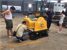 電動(dòng)掃地車是工礦企業(yè)清潔好伙伴 電動(dòng)掃地車是工礦企業(yè)清潔好伙伴