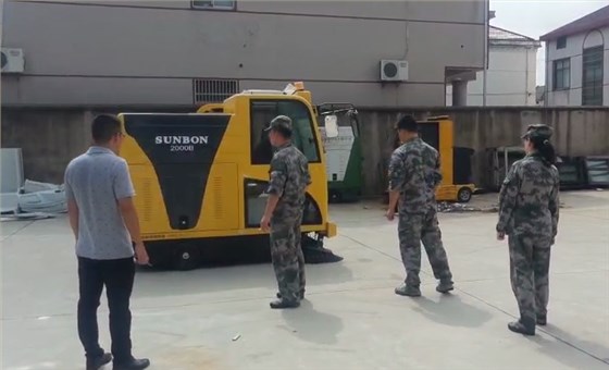 無錫某陸軍部隊參觀工廠購買全封閉電動掃地機 無錫某陸軍部隊參觀工廠購買全封閉電動掃地機