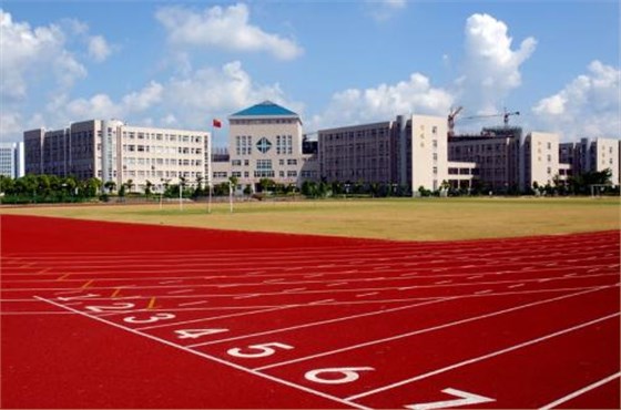 學校塑膠跑道可以使用駕駛式掃地機嗎 學校塑膠跑道可以使用駕駛式掃地機嗎