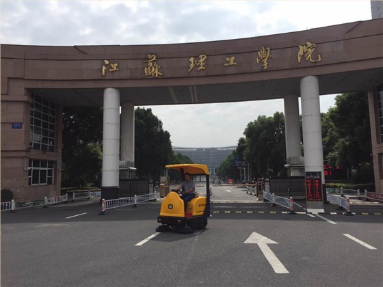 學校塑膠跑道可以使用駕駛式掃地機嗎 學校塑膠跑道可以使用駕駛式掃地機嗎