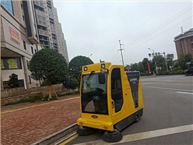夏季炎熱干旱的新疆地區用何種電動掃地車 夏季炎熱干旱的新疆地區用何種電動掃地車