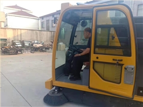 河北衡水客戶來廠考察試掃電動掃地車 河北衡水客戶來廠考察試掃電動掃地車
