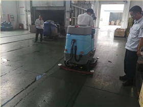 機械廠油污地面保潔交給雙吸盤洗地機 機械廠油污地面保潔交給雙吸盤洗地機