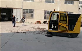 無錫某物業公司來廠體驗電動掃地車 無錫某物業公司來廠體驗電動掃地車