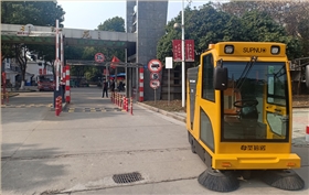 電動掃地車2000B在無錫濱湖區正式上崗