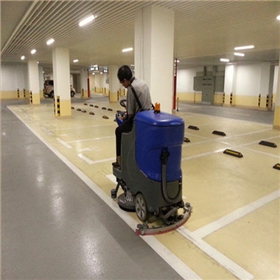 地下停車場環氧地坪清潔交給駕駛式洗地機