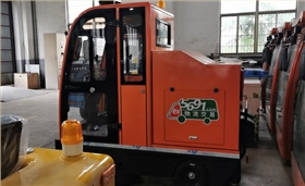 天津某物流園采購(gòu)圣倍諾2000B駕駛式電動(dòng)掃地車(chē)