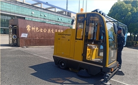  多功能駕駛式電動掃地車,清掃、吸塵、灑水消毒為一體