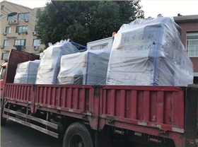 圣倍諾員工高溫下加班趕制全封閉電動(dòng)掃地車