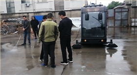 揚州某學校客戶來廠考察親自體驗2000AW霧炮電動掃地機