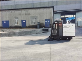 馬路掃地車是什么樣的清潔設備