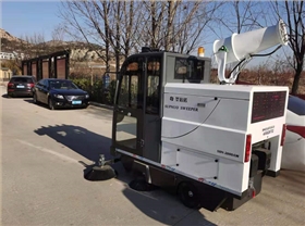 2000AW戶外電動掃地車在青島某高鐵新城小區上崗