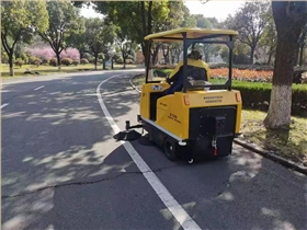 1800A半封閉掃地車進駐常州三河口高中