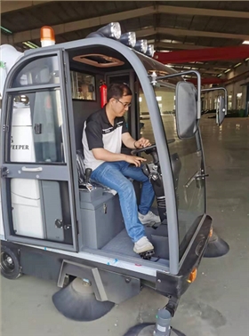 2000AW霧炮電動掃地車在河北衡水某金屬廠的應(yīng)用