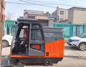 工業駕駛式掃地機