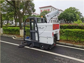環(huán)衛(wèi)電動掃地車具有保養(yǎng)地面的功能