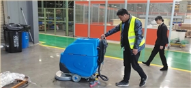 工廠小型洗地機(jī)是一種非常實(shí)用的清潔設(shè)備