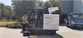  掃地車的出現(xiàn)，使得小區(qū)的清潔工作變得更為輕松
