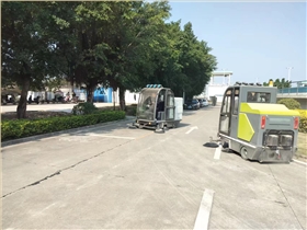 商用掃地車，則是潔凈廠區的重要工具