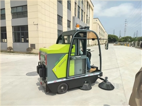  物流園中的小型掃地車(chē)：現(xiàn)代化清潔的重要工具