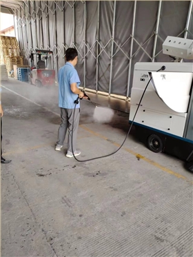 小型清掃車作為公共區(qū)域必不可少的清掃設(shè)備