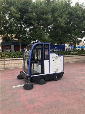 解決炎熱與塵土，電動清掃車助力環(huán)衛(wèi)工作 