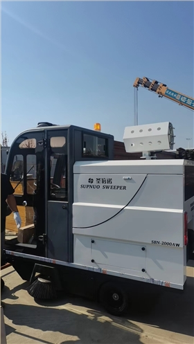 道路清掃車在工廠環(huán)境中發(fā)揮著重要作用，為工廠的運營和管理帶來了多方面的積極影響