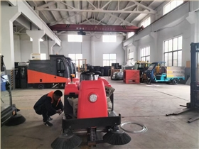掃地車(chē)對(duì)工廠的影響主要體現(xiàn)在以下幾個(gè)方面：