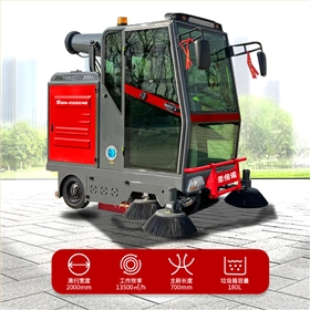 駕駛式道路清掃車——現代城市環保的“清潔衛士”