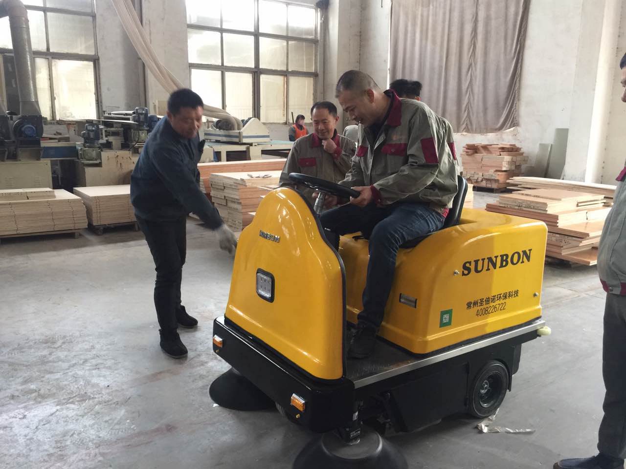 圣倍諾掃地車(chē)地板廠應(yīng)用