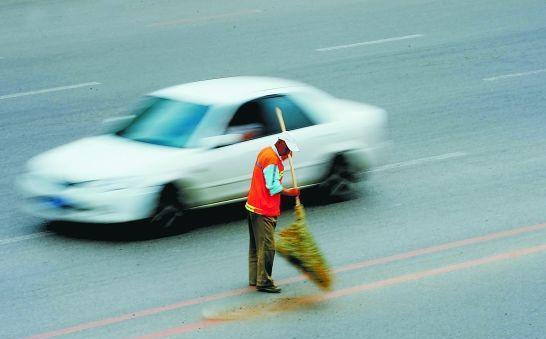 電動掃地車為環(huán)衛(wèi)工人減負 電動掃地車為環(huán)衛(wèi)工人減負