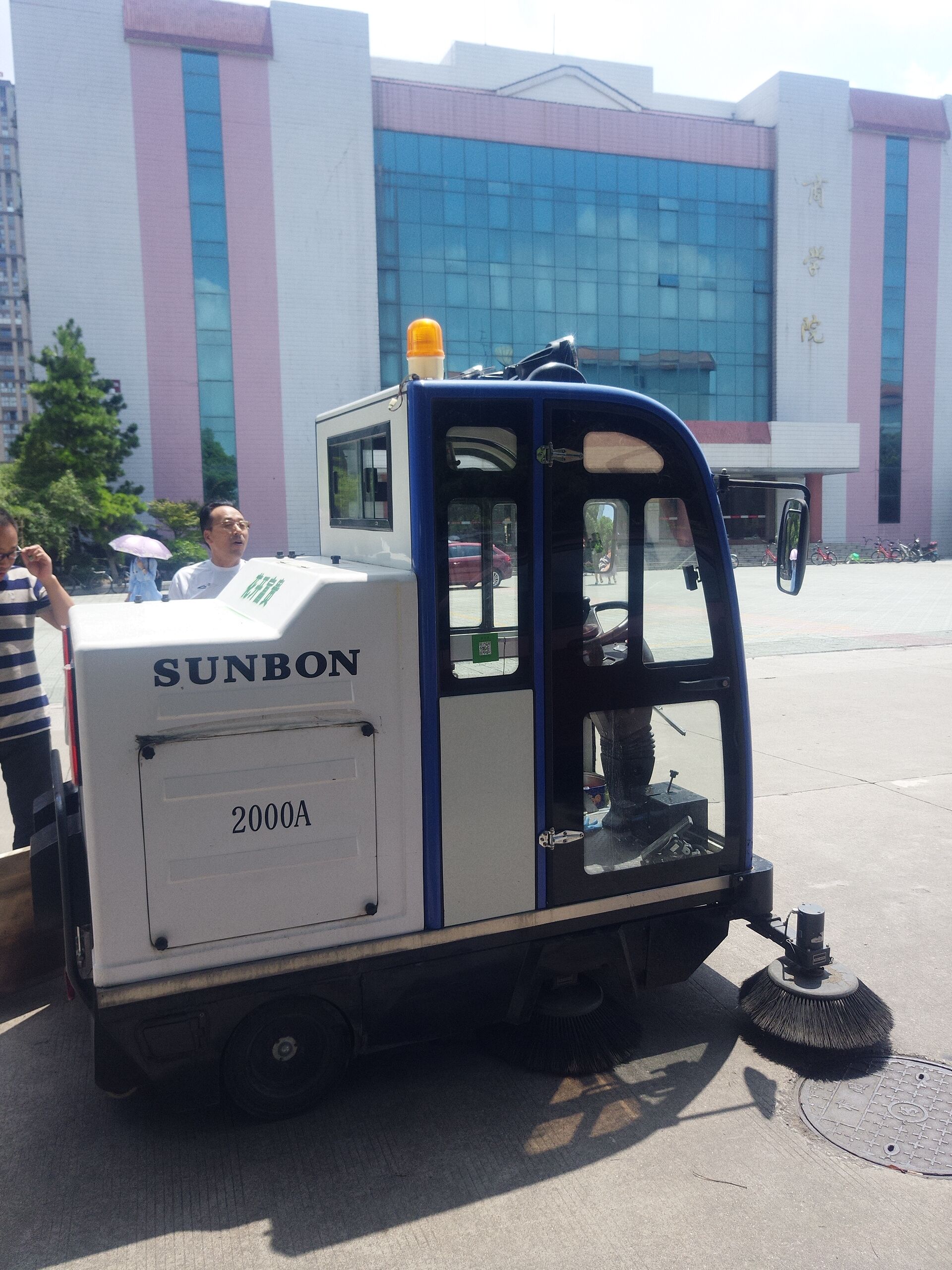 電動掃地車廠家圣倍諾的售后服務獲贊 電動掃地車廠家圣倍諾的售后服務獲贊