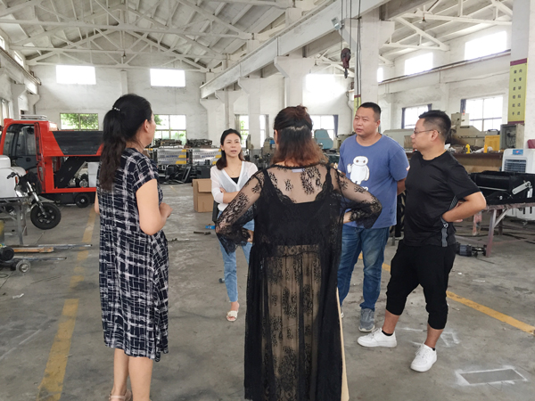 無錫客戶參觀工廠預(yù)購電動(dòng)掃地機(jī)2000A 無錫客戶參觀工廠預(yù)購電動(dòng)掃地機(jī)2000A