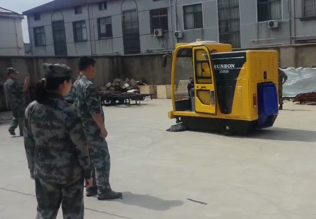 無錫某陸軍部隊參觀工廠購買全封閉電動掃地機(jī) 無錫某陸軍部隊參觀工廠購買全封閉電動掃地機(jī)