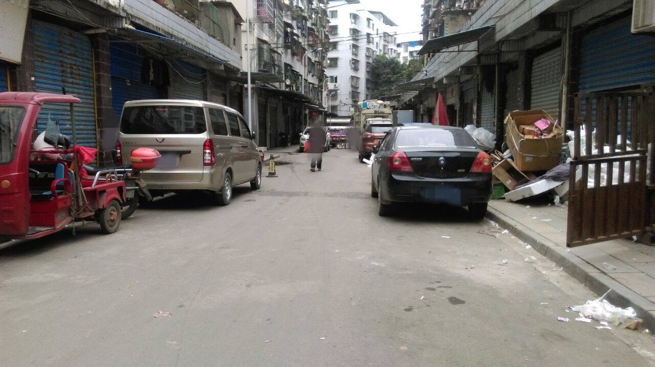 駕駛式掃地機助力解決背街小巷環(huán)境問題 駕駛式掃地機助力解決背街小巷環(huán)境問題