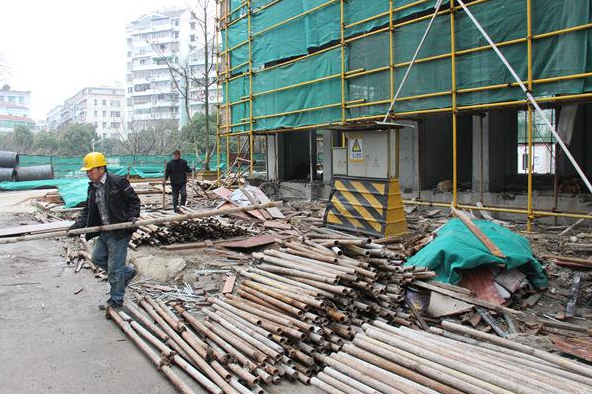 電動(dòng)掃地車有效解決建筑工地施工揚(yáng)塵難題 電動(dòng)掃地車有效解決建筑工地施工揚(yáng)塵難題