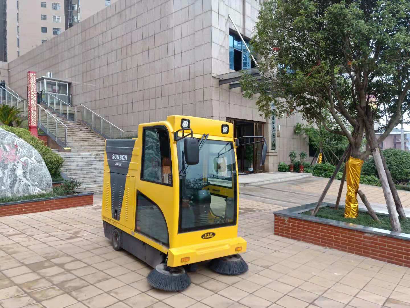 全封閉掃地車進(jìn)駐湖南某物業(yè) 全封閉掃地車進(jìn)駐湖南某物業(yè)