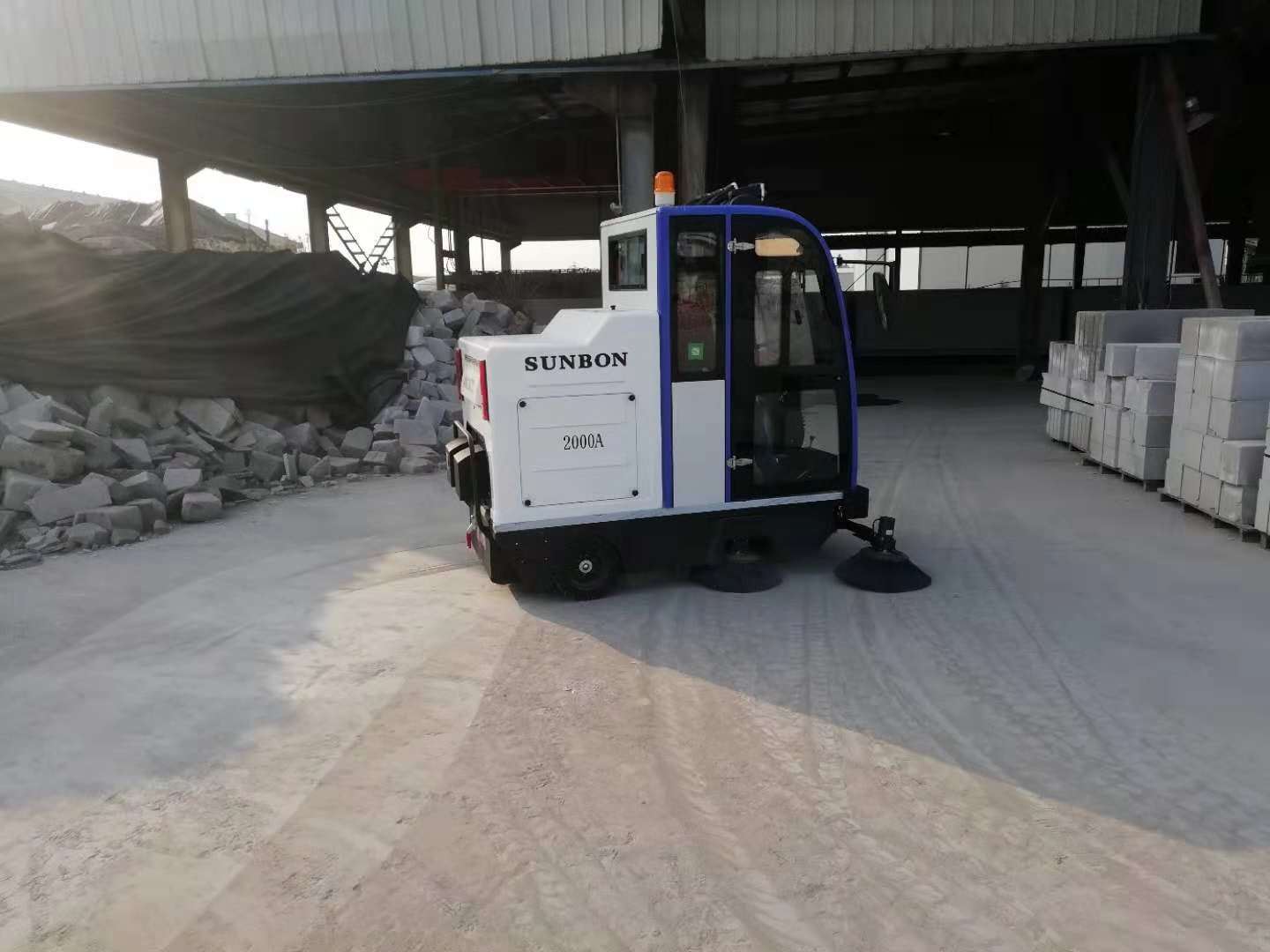 電動(dòng)掃地車走進(jìn)河南駐馬店某建設(shè)公司 電動(dòng)掃地車走進(jìn)河南駐馬店某建設(shè)公司