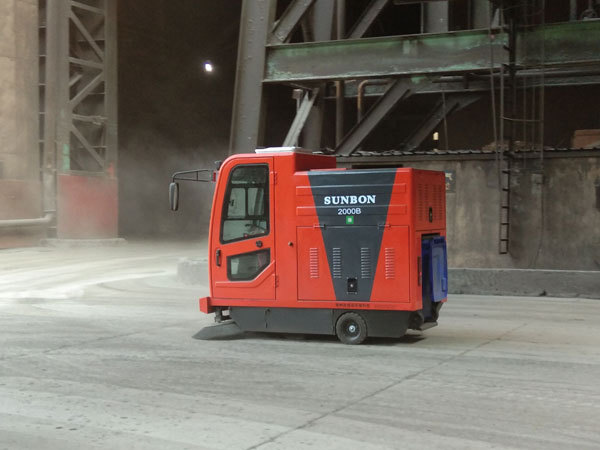 鑄造廠粉塵嚴(yán)重趕緊用上大型駕駛式掃地車
