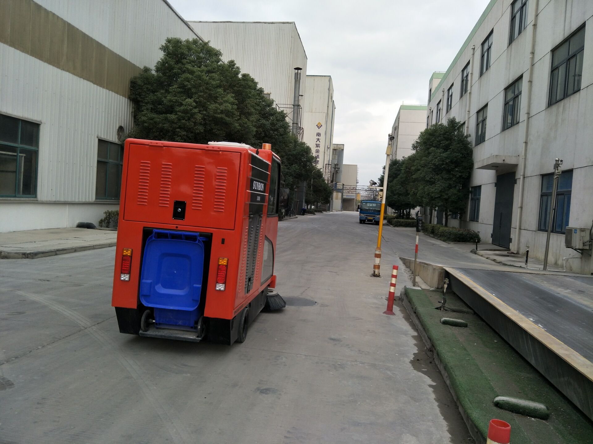 廠區道路清掃用大型全封閉掃地車 廠區道路清掃用大型全封閉掃地車
