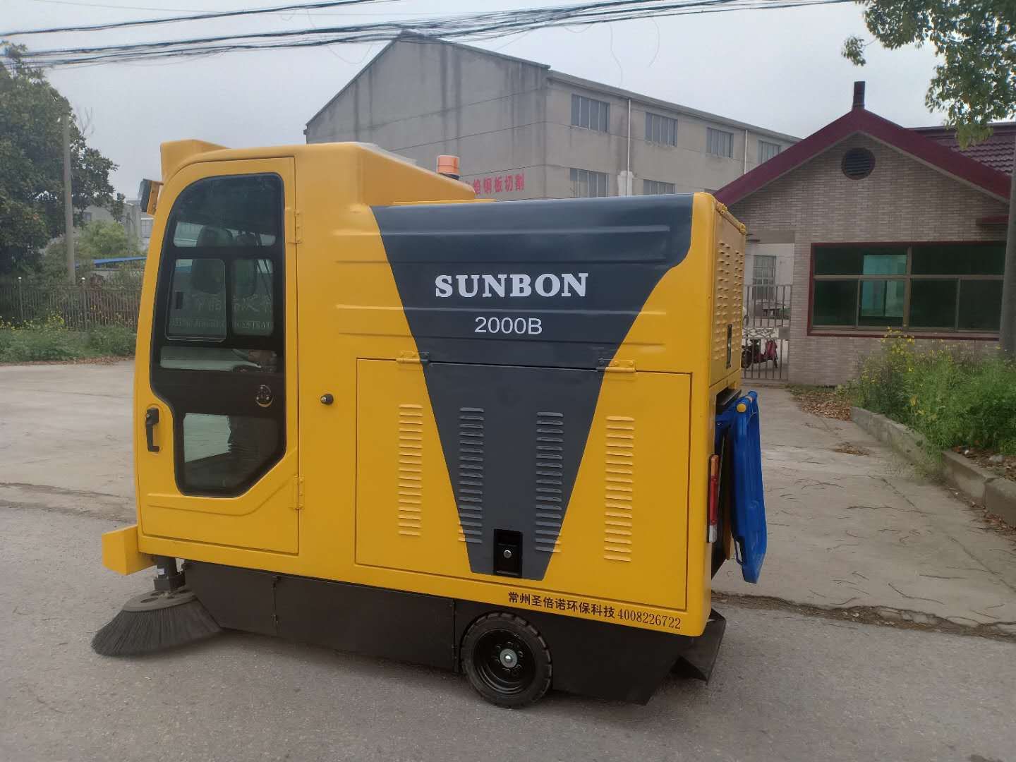 電動掃地車順利交付無錫某新農村 電動掃地車順利交付無錫某新農村