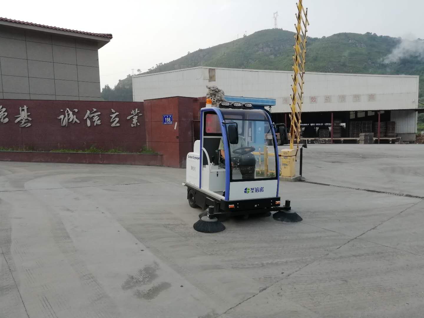 半封閉清掃車(chē)案例-福建佳宇建材有限公司 半封閉清掃車(chē)案例-福建佳宇建材有限公司