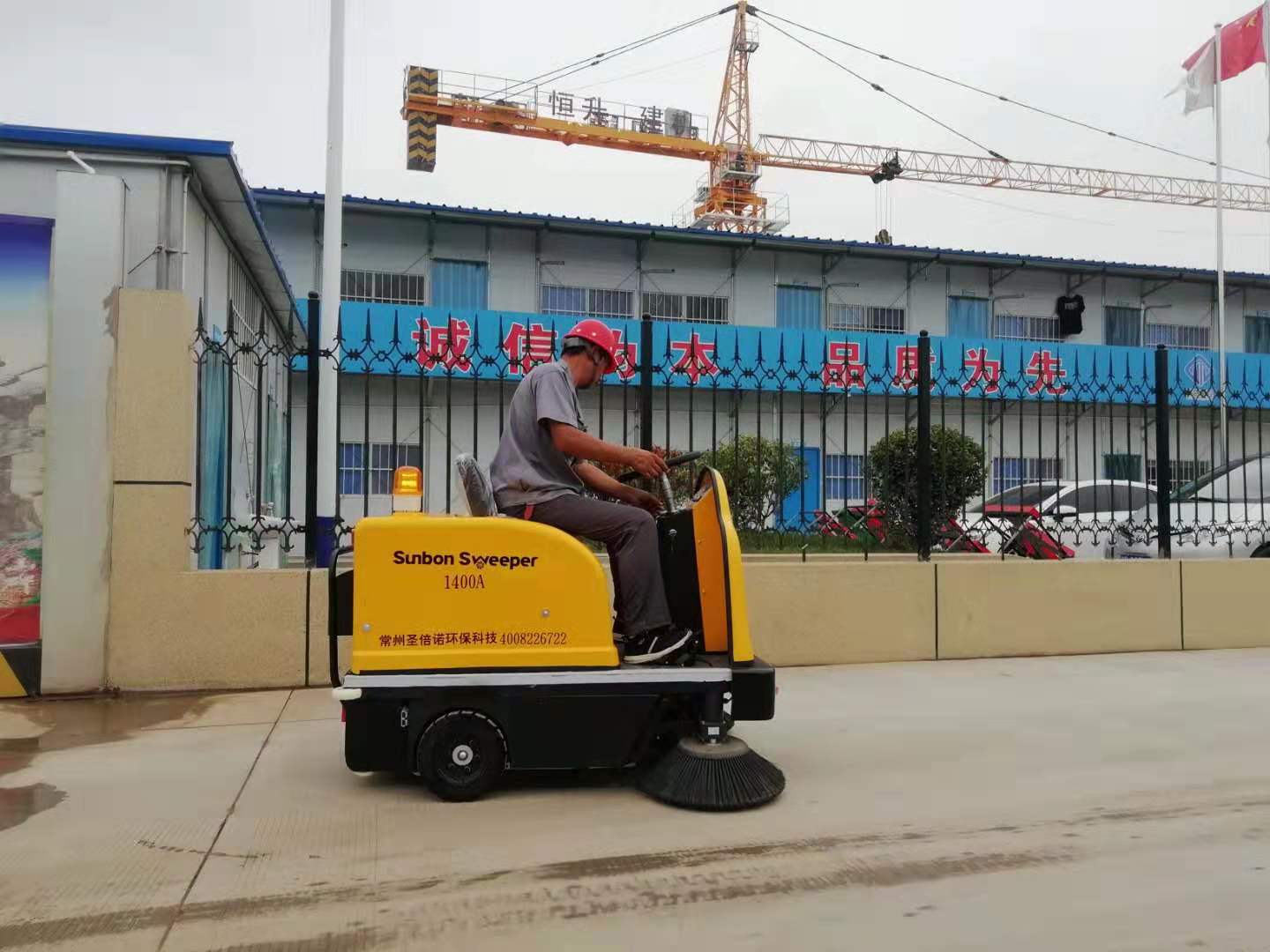 小型掃地車進(jìn)駐河南安陽(yáng)某建筑工地 小型掃地車進(jìn)駐河南安陽(yáng)某建筑工地