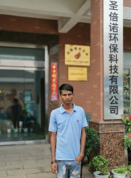 老外客戶來廠考察圣倍諾電動(dòng)掃地車