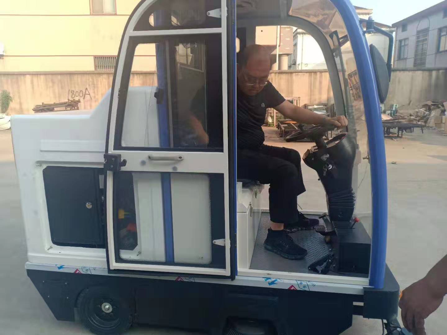 河北衡水客戶來廠考察試掃電動掃地車 河北衡水客戶來廠考察試掃電動掃地車