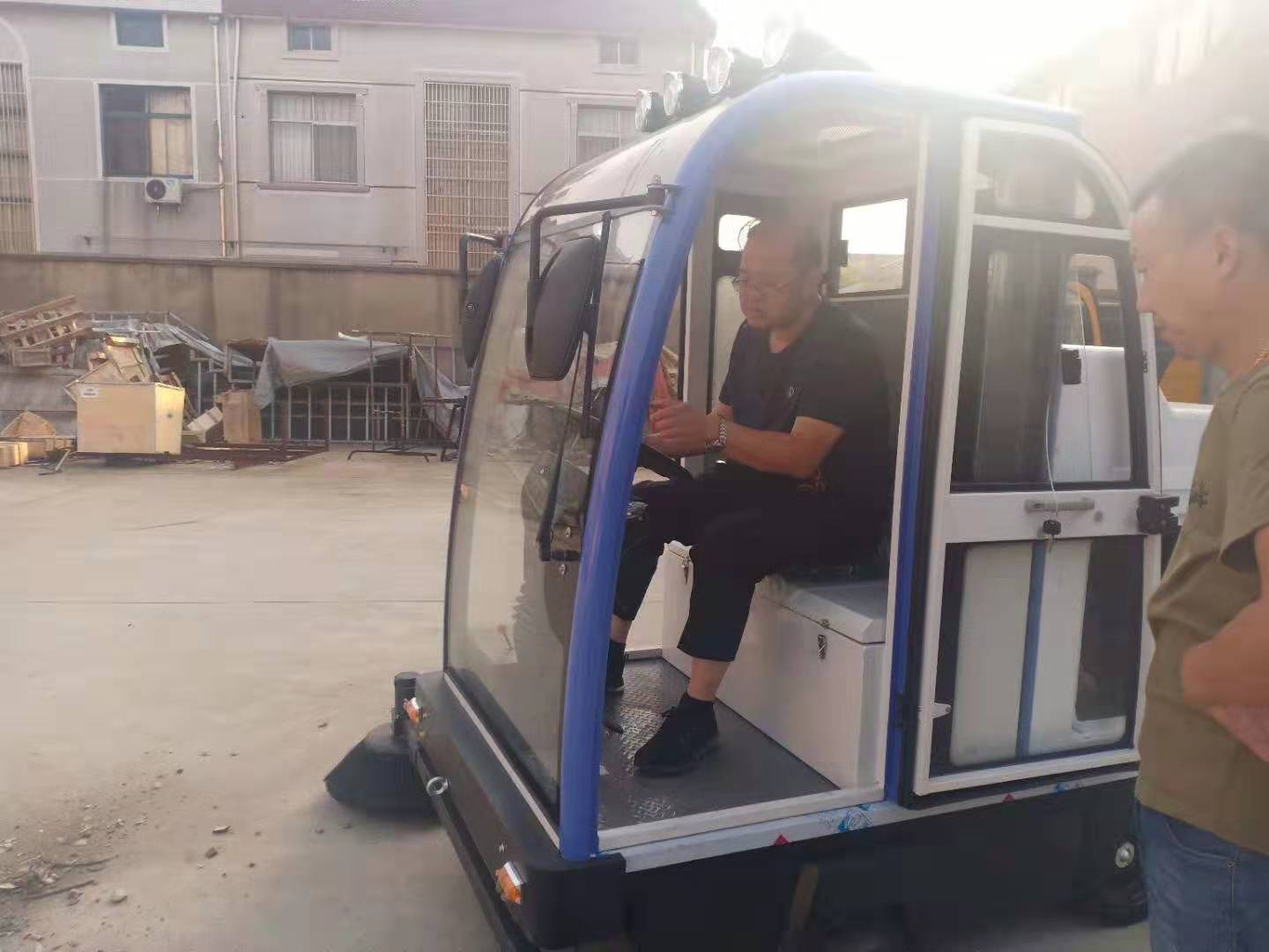 河北衡水客戶來廠考察試掃電動掃地車 河北衡水客戶來廠考察試掃電動掃地車