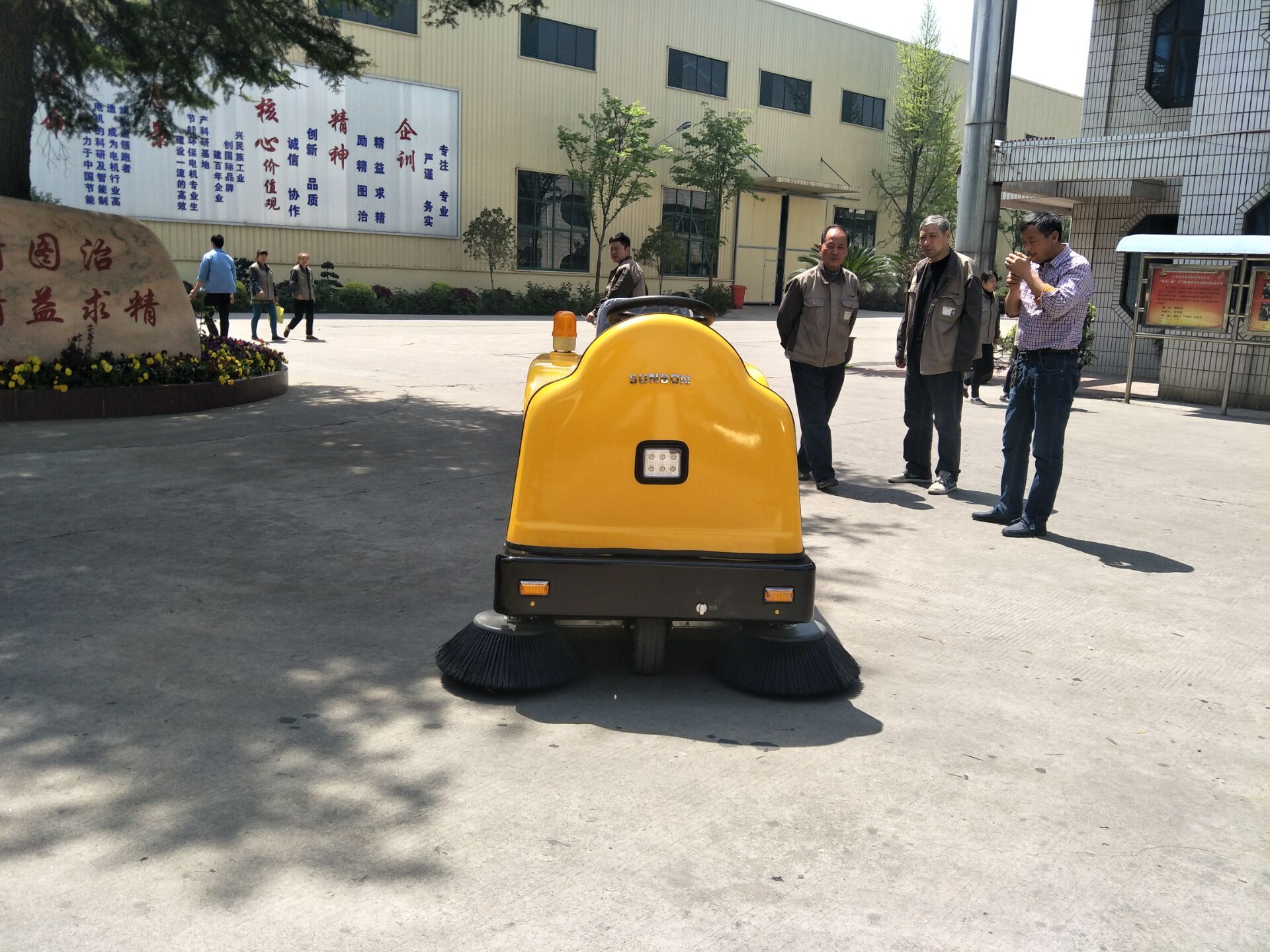 泰州中大電機多回購小型電動掃地車 泰州中大電機多回購小型電動掃地車